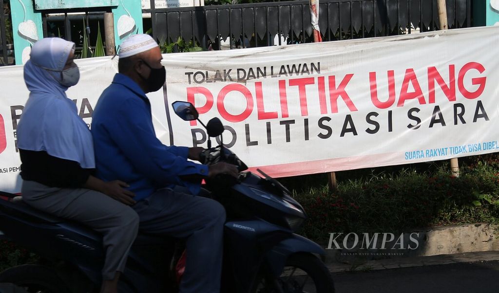 Spanduk ajakan memerangi politik uang dan politisasi sara saat Pilkada terpasang di kawasan Pamulang Timur, Tangerang Selatan, Banten, Selasa (31/3/2020). 