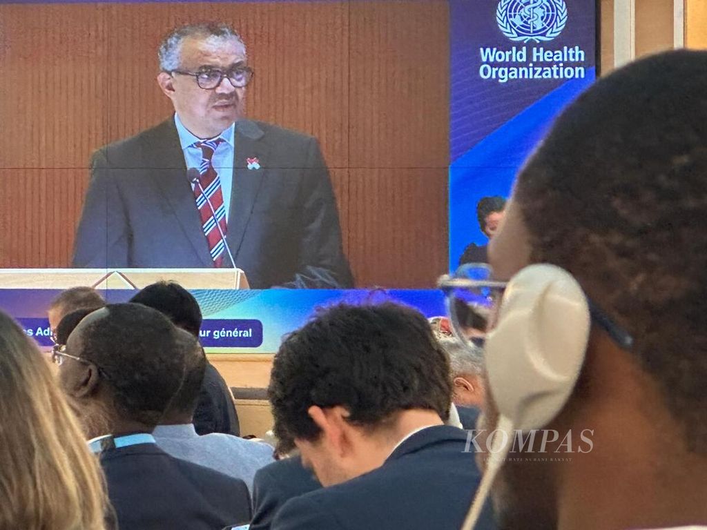 Direktur Jenderal Organisasi Kesehatan Dunia (WHO) Tedros Adhanom Ghebreyesus (terlihat di layar) memberikan sambutan pada pembukaan Majelis Kesehatan Dunia Ke-77 di Palais des Nations, Geneva, Swiss, Senin (27/5/2024). 