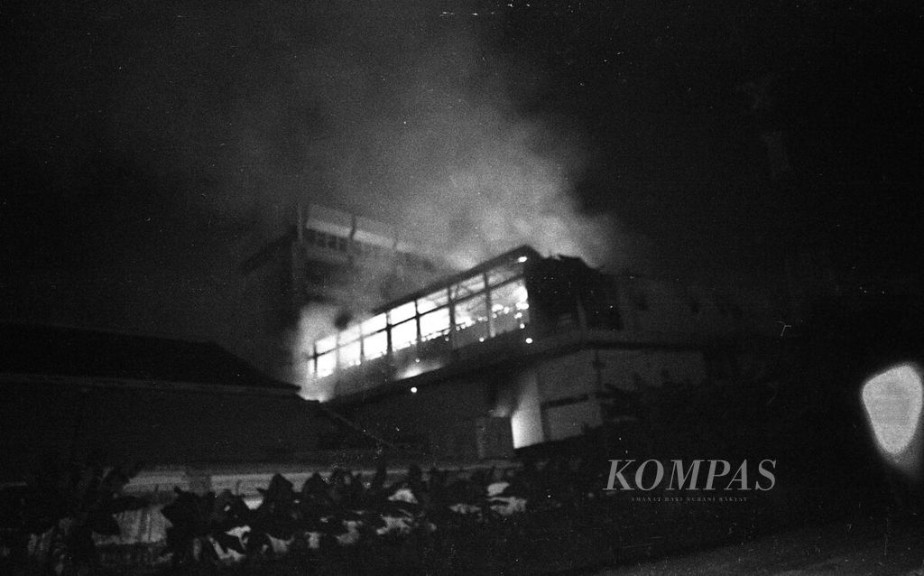 Gedung RRI di Jalan Merdeka Barat, Sabtu (20/7/1985) sekitar pukul 19.30, terbakar. Hingga pukul 23.30 ketika foto ini diabadikan dari Jalan Abdul Muis, api sudah membakar habis gedung Studio V. Api mulai menyala di lantai tiga dan empat gedung utama pada pukul 22.35. Diperkirakan asal api dari lantai dasar Studio V. 