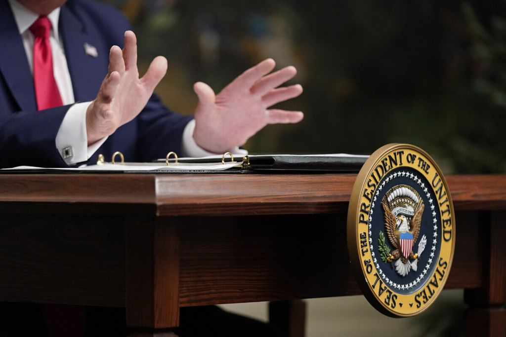 Lambang kepresidenan dipasang di meja saat Presiden Amerika Serikat Donald Trump berbicara melalui telekonferensi video dengan anggota militer saat Thanksgiving, 26 November 2020. 
