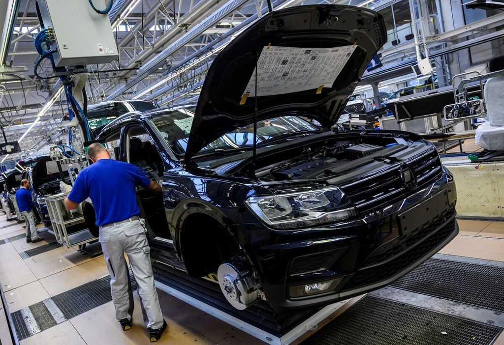 Foto pada 1 Maret 2019 memperlihatkan seorang pekerja tengah merakit bagian interior Seat Tarraco yang diproduksi di pabrik Volkswagen di Wolfsburg, Jerman. 