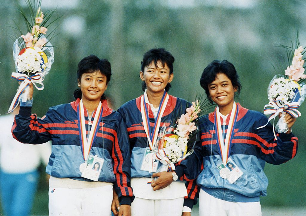 Trio pemanah Indonesia (dari kiri), Lilies Handayani, Nurfitriyana Saiman, dan Kusuma Wardhani, meraih medali perak di Olimpiade Seoul, Korea Selatan, Minggu (18/9/1988). Indonesia untuk pertama kali meraih medali dalam 36 tahun keikutsertaan sejak Olimpiade Helsinki 1952.