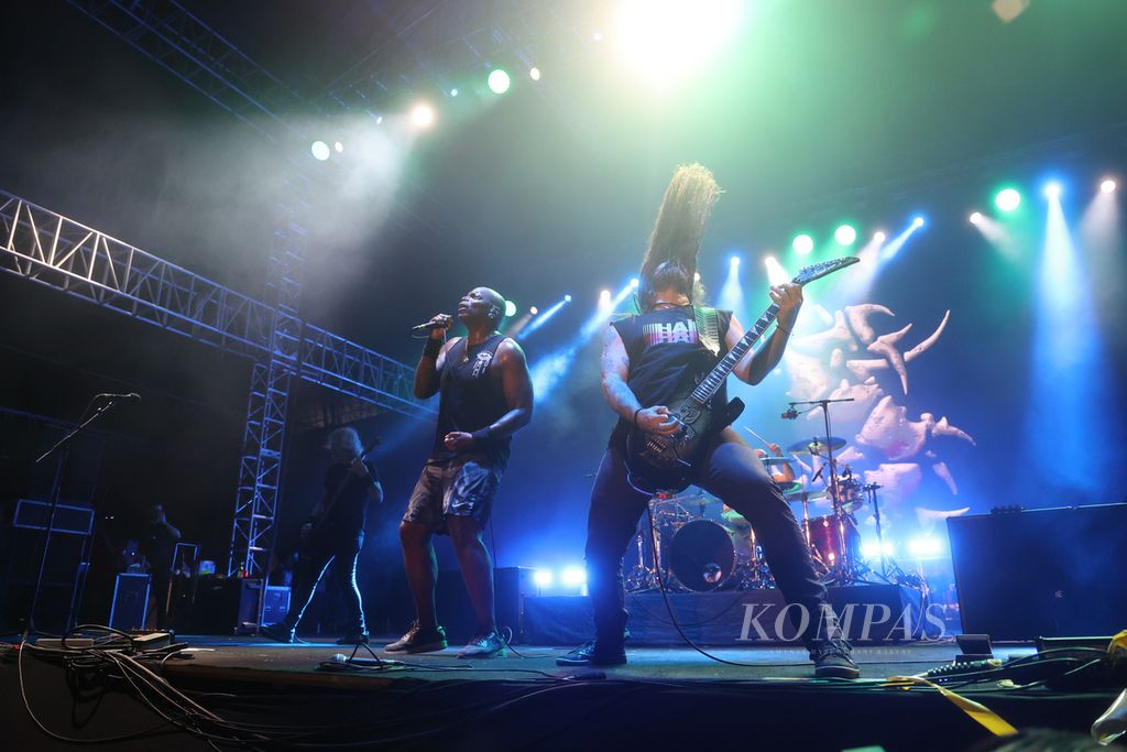 Grup Sepultura tampil dalam konser Jogjarockarta di Stadion Kridosono, Yogyakarta, Sabtu (30/9/2023) malam. 
