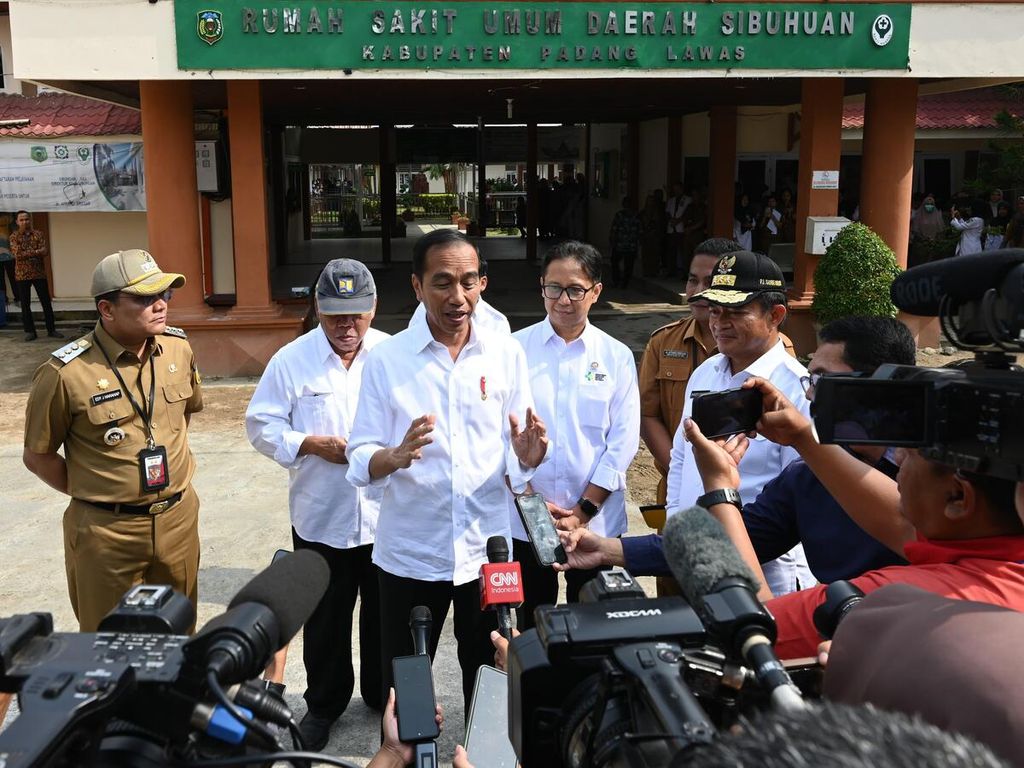 Presiden Joko Widodo memberikan keterangan kepada wartawan seusai meninjau layanan kesehatan di RSUD Sibuhuan, Kabupaten Padang Lawas, Provinsi Sumatera Utara, Jumat (15/3/2024).