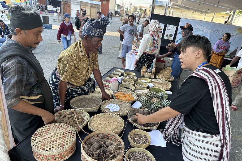 Pengunjung melihat beragam bahan pangan lokal dari Flores Timur, Lembata, dan Manggarai yang ditampilkan di lapak Koalisi Pangan Baik pada kegiatan Pesta Raya Flobamoratas 2023 yang berlangsung di Kota Kupang, Nusa Tenggara Timur, Jumat (3/11/2023).