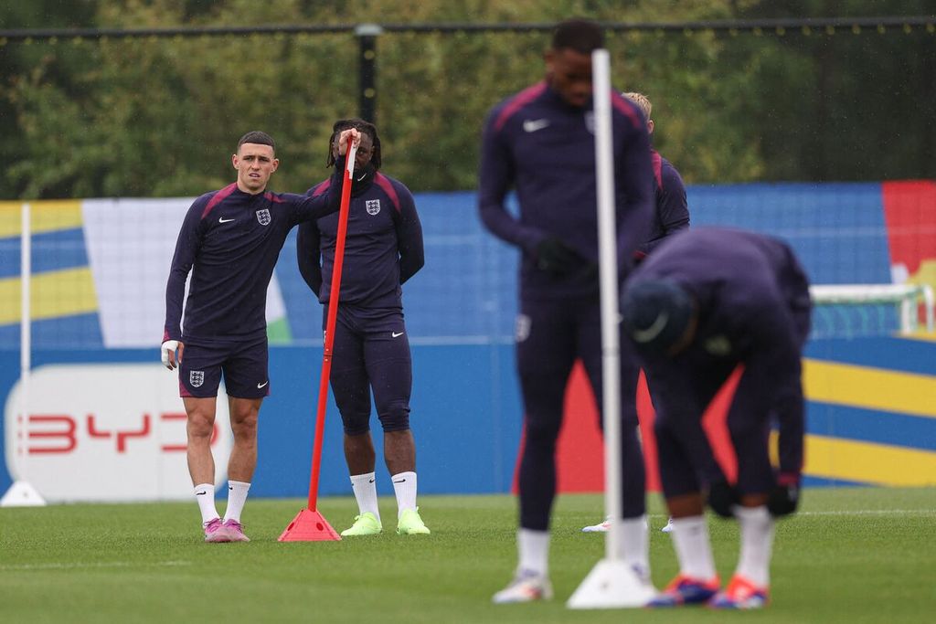 Gelandang Inggris, Phil Foden (kiri), menghadiri sesi latihan MD-1 di Kejuaraan Sepak Bola Eropa UEFA Euro 2024, di Blankenhain, Jerman timur, pada 19 Juni 2024.