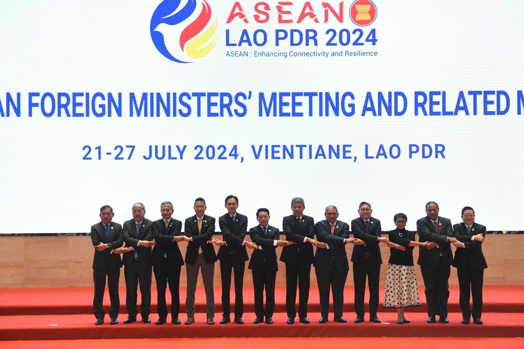 Para menteri luar negeri ASEAN, termasuk Menlu RI Retno LP Marsudi (ketiga dari kanan), dan Sekretaris Jenderal ASEAN Kao Kim Hourn (kanan), berpose pada sidang pleno Pertemuan Para Menlu ASEAN di Vientiane, Laos, Kamis (25/7/2024). 