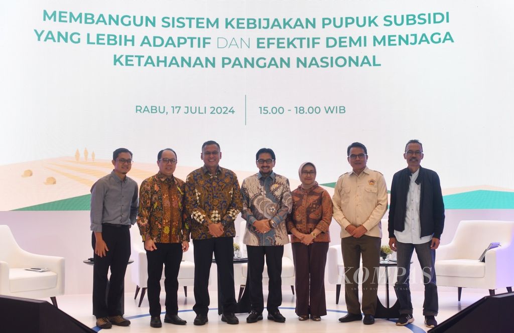 Harian<i> Kompas </i>(Kompas.id) menggelar diskusi kelompok terarah dengan tema &quot;Membangun Sistem Kebijakan Pupuk Subsidi yang Lebih Adaptif dan Efektif demi Menjaga Ketahanan Pangan Nasional&quot; di Jakarta, Rabu (17/7/2024). Tampak saat sesi foto bersama (dari kiri ke kanan) moderator diskusi wartawan harian<i> Kompas</i> (Kompas.id), Muhammad Kurniawan; Pemimpin Redaksi Harian <i>Kompas</i> (Kompas.id) Sutta Dharmasaputra; Direktur Utama PT Pupuk Indonesia Rahmad Pribadi; Pelaksana Tugas Sekretaris Utama Badan Pangan Nasional Sarwo Edhy; Deputi Bidang Kemaritiman dan Sumber Daya Alam Kementerian Perencanaan Pembangunan Nasional/Bappenas Vivi Yulaswati; Ketua Kontak Tani Nelayan Andalan Jawa Barat Otong Wiranta; dan pengamat pertanian, Khudori.