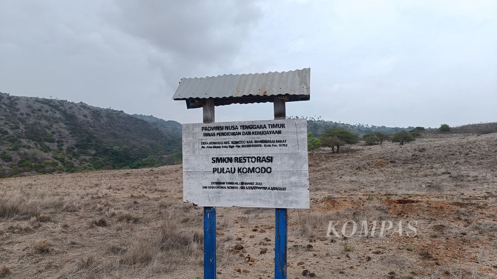 Lahan gedung SMKN Restorasi Pulau Komodo yang belum selesai dibangun di Desa Komodo, Manggarai Barat, Nusa Tenggara Timur, Jumat (5/1/2024).