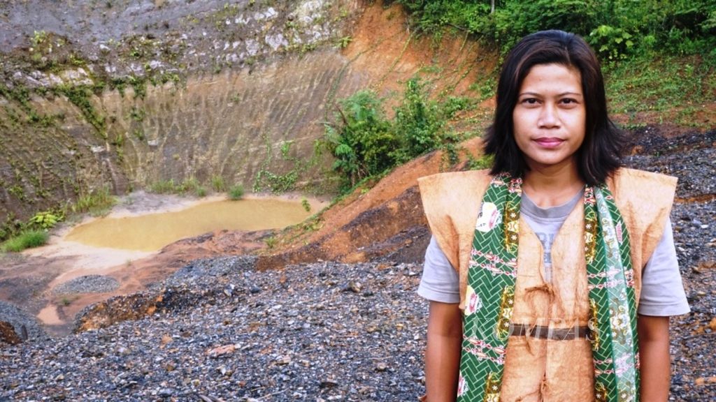 Rusliani (30), warga Gunung Karasik, Kecamatan Awang, Barito Timur, ikut dalam aksi penolakan tambang, Rabu (8/3). Menurut dia, tambang hanya merusak alam tanpa mampu mengembalikan atau menyembuhkan kerusakan itu lagi.