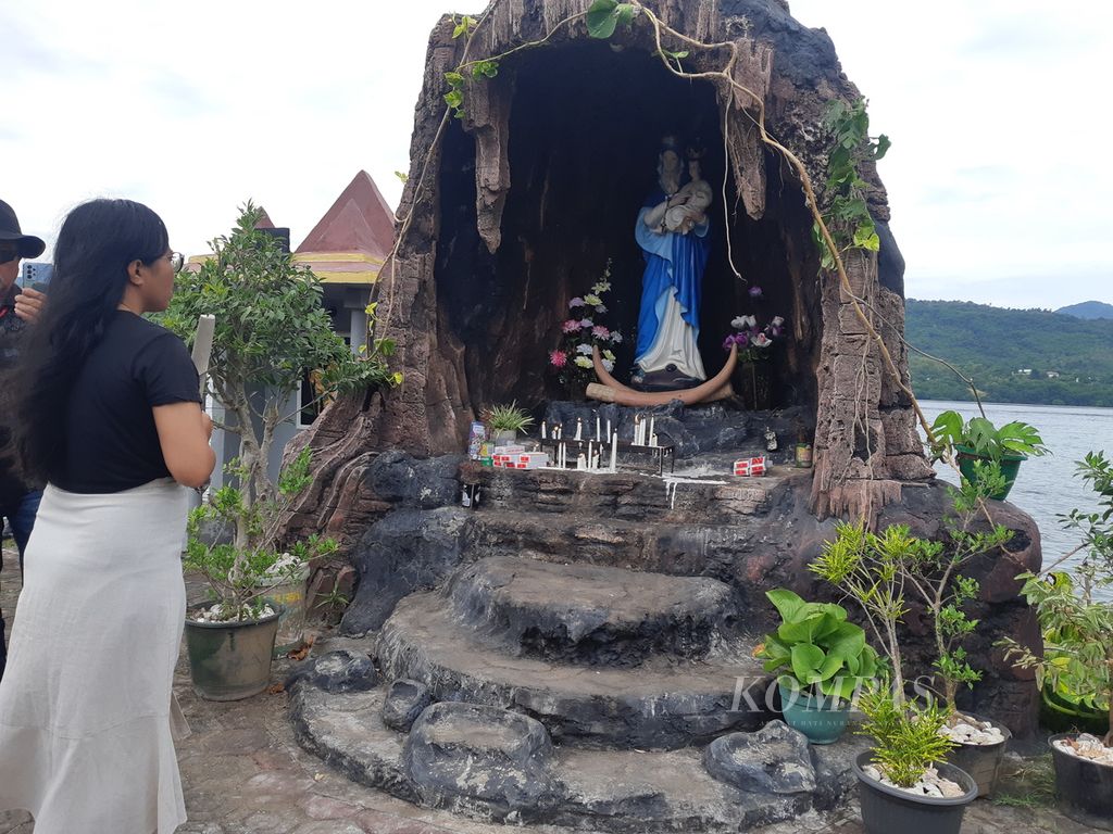 Seorang peziah berdoa goa Maria di depan gereja Tuan Meninu Larantuka, Kabupaten Flores Timur, Nusa Tenggara Timur, Jumat (7/4/2023). Di Larantuka, terdapat goa dan kapel.