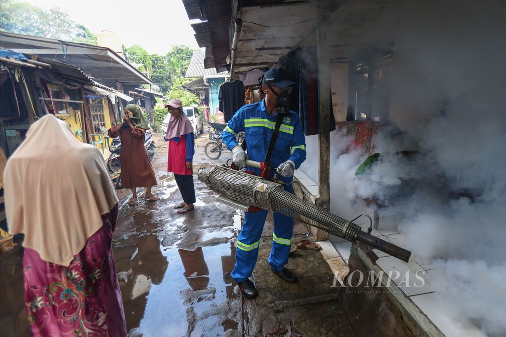 Petugas dari Puskesmas Kebayoran Lama melakukan pengasapan di permukiman warga di RT 010 RW 005, Kelurahan Grogol Selatan, Kecamatan Kebayoran Lama, Jakarta, Senin (14/5/2024). Pengasapan tersebut dilakukan untuk menindaklanjuti temuan kasus demam berdarah dengue (DBD) di RT 010. 