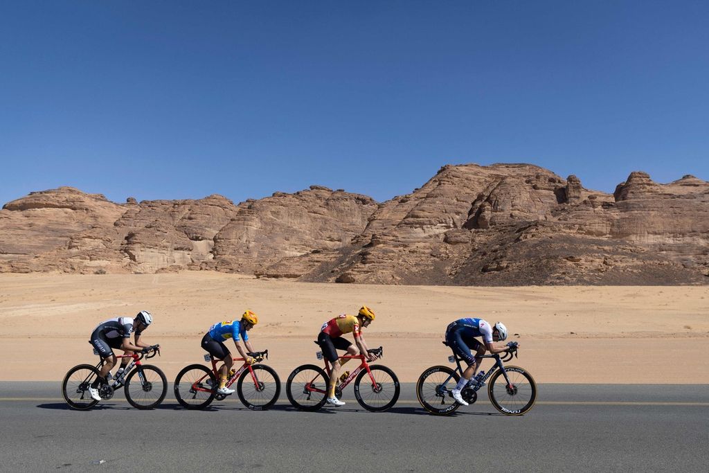 Dari kiri ke kanan Kuwait Pro Cycling Team Polychronis Tzortzakis, Uno-x Pro Cycling team Martin Bugge Urianstad dan Anthon Charmig, dan Quick-Step Alpha Vynil Team Jannick Steimle, saat melaju pada etape kelima dan terakhir dari Saudi Tour di Kota al-Ula pada 5 Februari 2022.