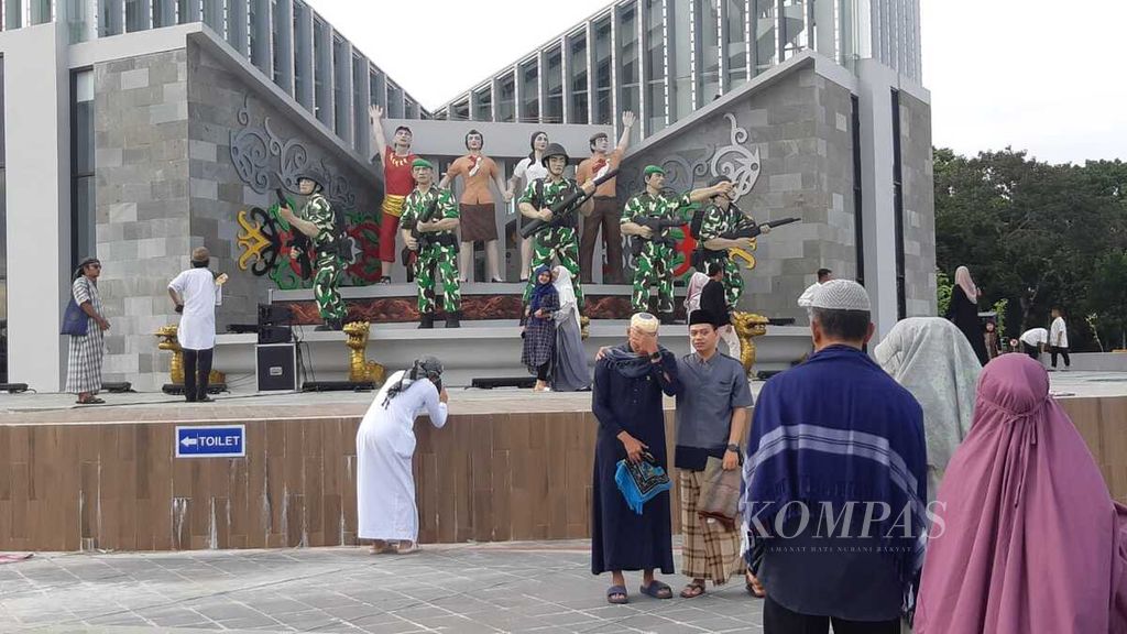 Seusai shalat Idul Fitri, warga Palangkaraya, Kalimantan Tengah, mengabadikan momen lewat foto di depan gedung Talawang, Rabu (10/4/2024).