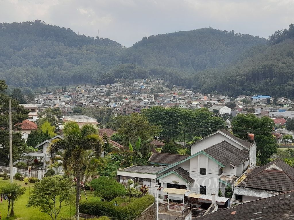 Kawasan wisata Songgoriti di Kelurahan Songgokerto, Kota Batu, Jawa Timur, yang berada di kaki pegunungan tampak asri saat diabadikan, Kamis (23/6/2022).