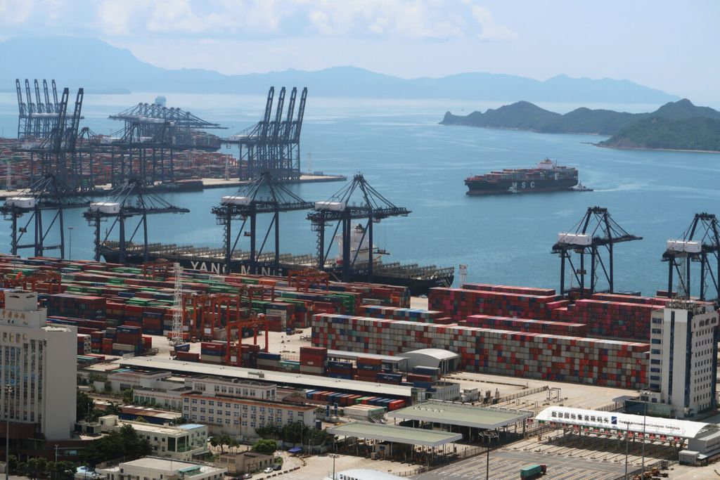 Sebuah kapal kargo yang membawa kontainer terlihat di dekat pelabuhan Yantian di Shenzhen, Provinsi Guangdong, Cina 17 Mei 2020. 