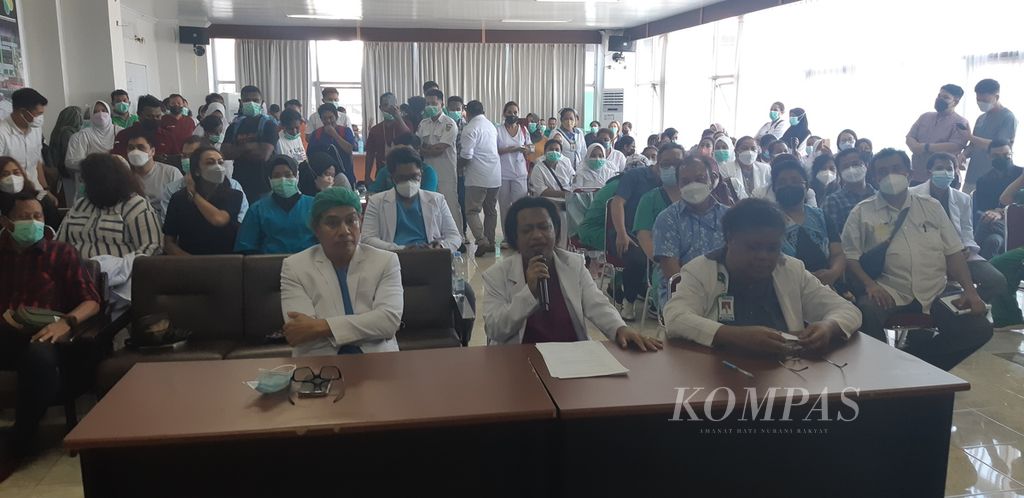 Komite Medik Rumah Sakit Umum Daerah Dok II Jayapura menyampaikan masalah ratusan tenaga kesehatan kontrak yang belum digaji selama dua bulan di Jayapura, Papua, Senin (17/10/2022).