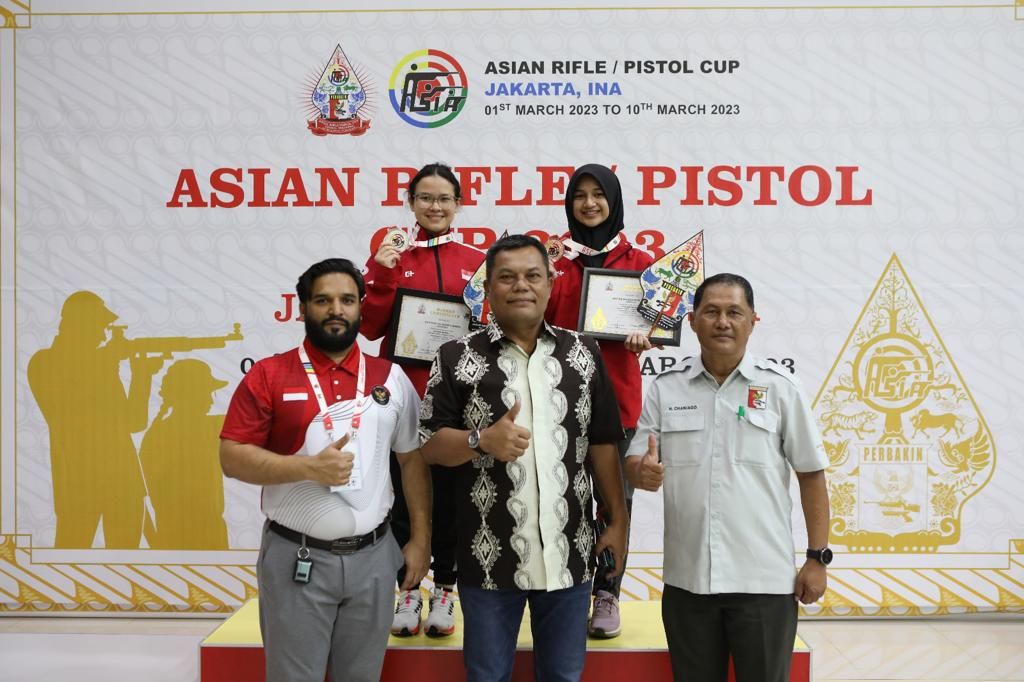 Benvenuta Alexia Sonia mendapatkan medali perak dan Aisyah Raihanatul Qalbi memperoleh medali perunggu di perlombaan nomor Air Pistol junior putri 10 m di Piala Asia Menembak Rifle/Pistol 2023 di Lapangan Tembak Senayan, Jakarta, Selasa (7/3/2023).