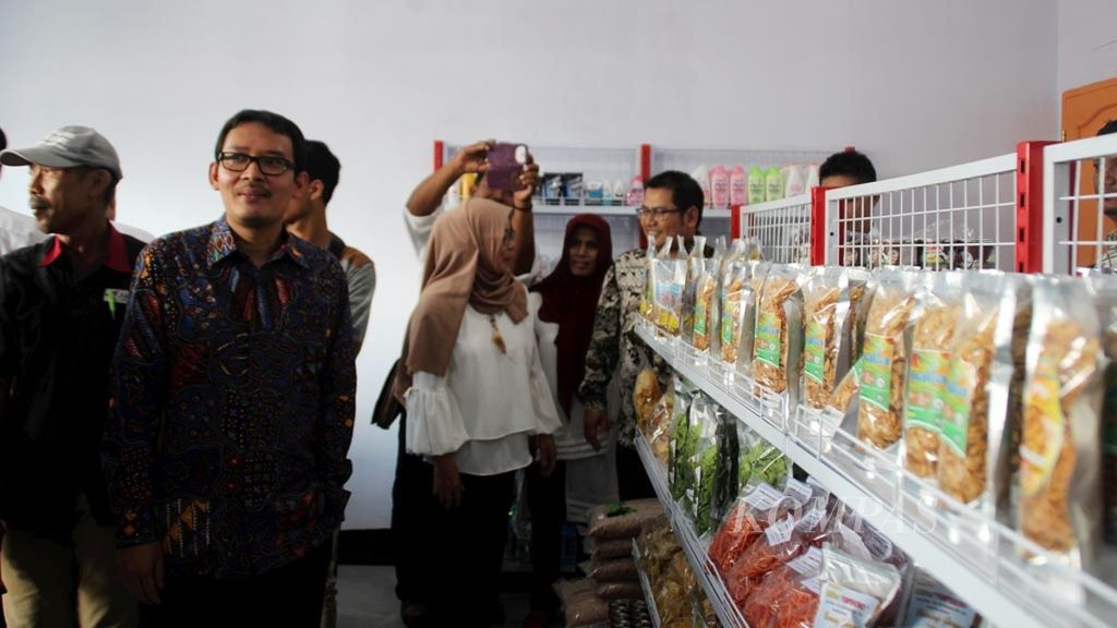 The Villages, Disadvantaged Regions and Transmigration Ministry’s rural area development director general, Ahmad Erani Yustika (wearing batik), checks out the products of a joint business group sold at Pajang House in Sigi, Central Sulawesi, Wednesday (10/1/2018). Since the disbursement of village funds in 2015, residents have been facilitated to develop businesses by utilizing local products.