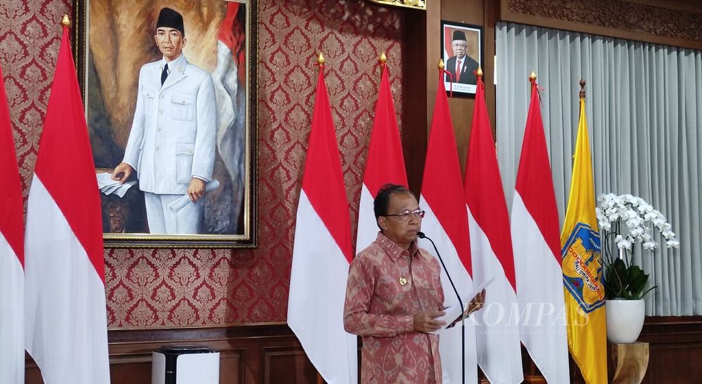 Gubernur Bali Wayan Koster memberikan keterangan pers di Gedung Jaya Sabha, Kota Denpasar, Bali, Jumat (18/11/2022).