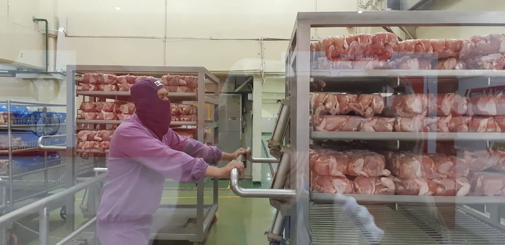 Sejumlah karyawan PT Ajinomoto menyiapkan bahan baku daging ayam dan daging sapi untuk memproduksi bumbu kaldu penyedap di pabrik Mojokerto, Jawa Timur, Rabu (1/11/2023).