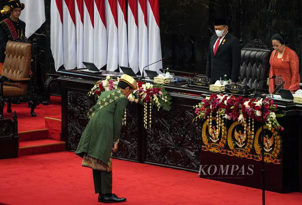 Presiden Joko Widodo (tengah) menghormat kepada Ketua MPR Bambang Soesatyo dan Ketua DPR Puan Maharani jelang menyampaikan pidato kenegaraan dalam Sidang Tahunan MPR/Sidang Bersama DPR dan DPD di Gedung DPR, Jakarta, Selasa (16/8/2022). 