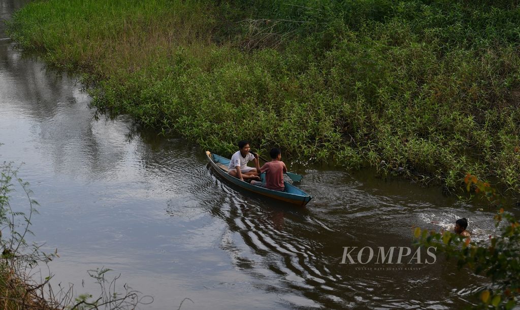 Anak-anak menaiki sampan di Sungai Kemingking di Desa Kemingking Dalam, Kecamatan Taman Rajo, Muaro Jambi, Jambi, Kamis (11/7/2024). Kemingking Dalam merupakan satu dari delapan desa penyangga Kawasan Cagar Budaya Nasional Muarajambi.