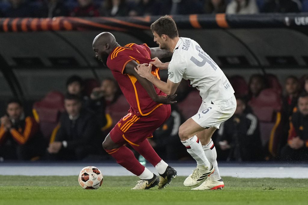 AS Roma defender, Zeki Celik, is competing for the ball with AC Milan defender, Matteo Gabbia, in the second quarterfinal match of the Europa League between AS Roma and AC Milan at the Olimpico Stadium, Rome, on Friday (4/19/2024) early morning WEST.