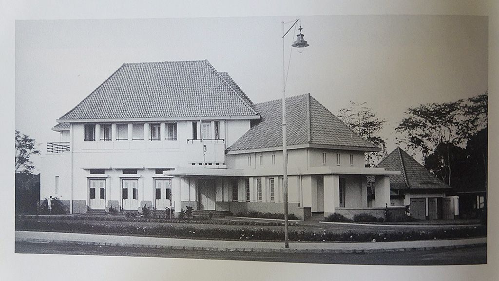 Bagian depan rumah dinas Wali Kota Batavia di masa penjajahan Belanda yang dipotret oleh M Ali pada 14 September 1941 dan dimuat di buku Batavia: Beeld van een Stad (1989) karya RPGA Voskuil.
