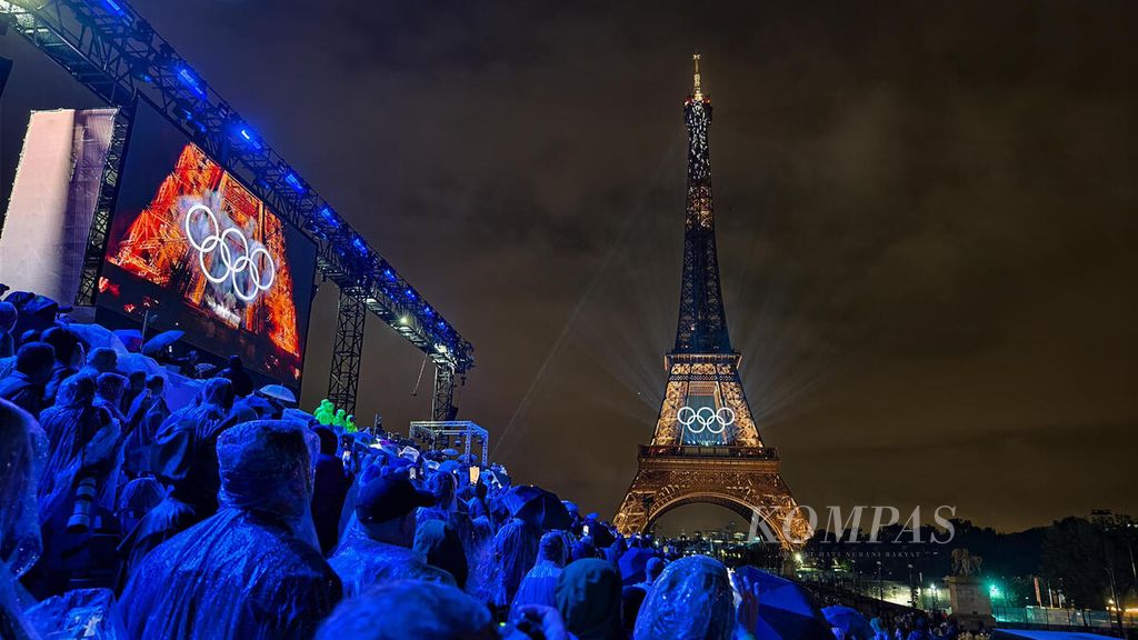 Upacara pembukaan Olimpiade Paris 2024 berlangsung di Sungai Seine, Paris, Jumat (26/7/2024) waktu setempat. Acara yang dihadiri sekitar 500.000 penonton itu berlangsung meriah dengan ditutup pertunjukan cahaya di Menara Eiffel.