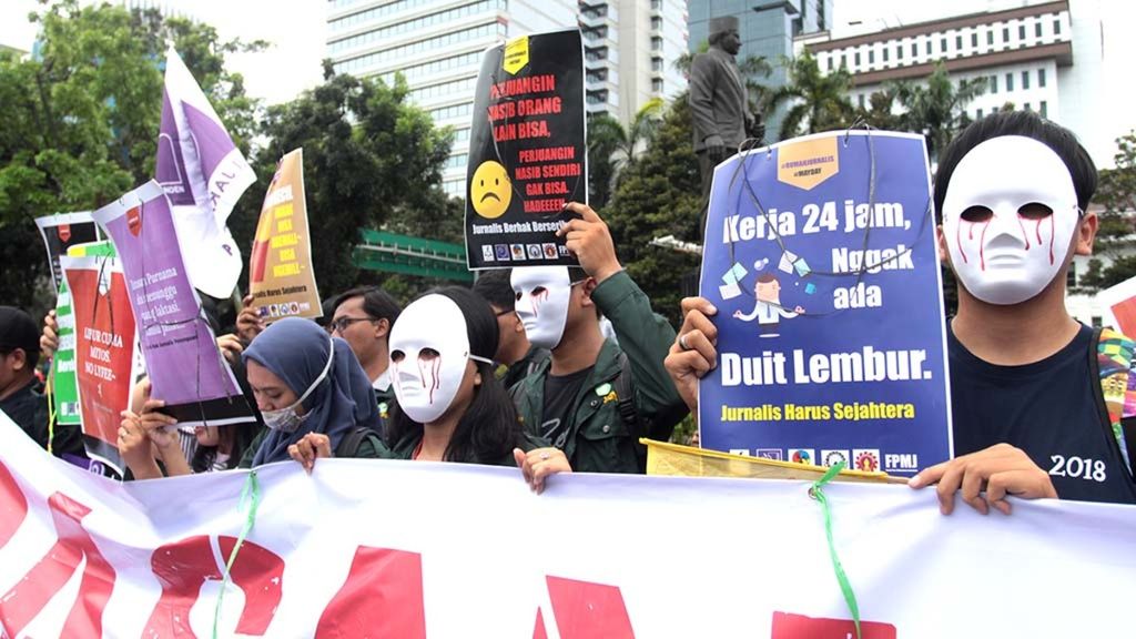 Sejumlah jurnalis yang tergabung dalam Aliansi Jurnalis Independen (AJI) melakukan aksi pada saat peringatan Hari Buruh Internasional (Mayday) di depan Patung Kuda, Jakarta, Rabu (1/5/2019). 