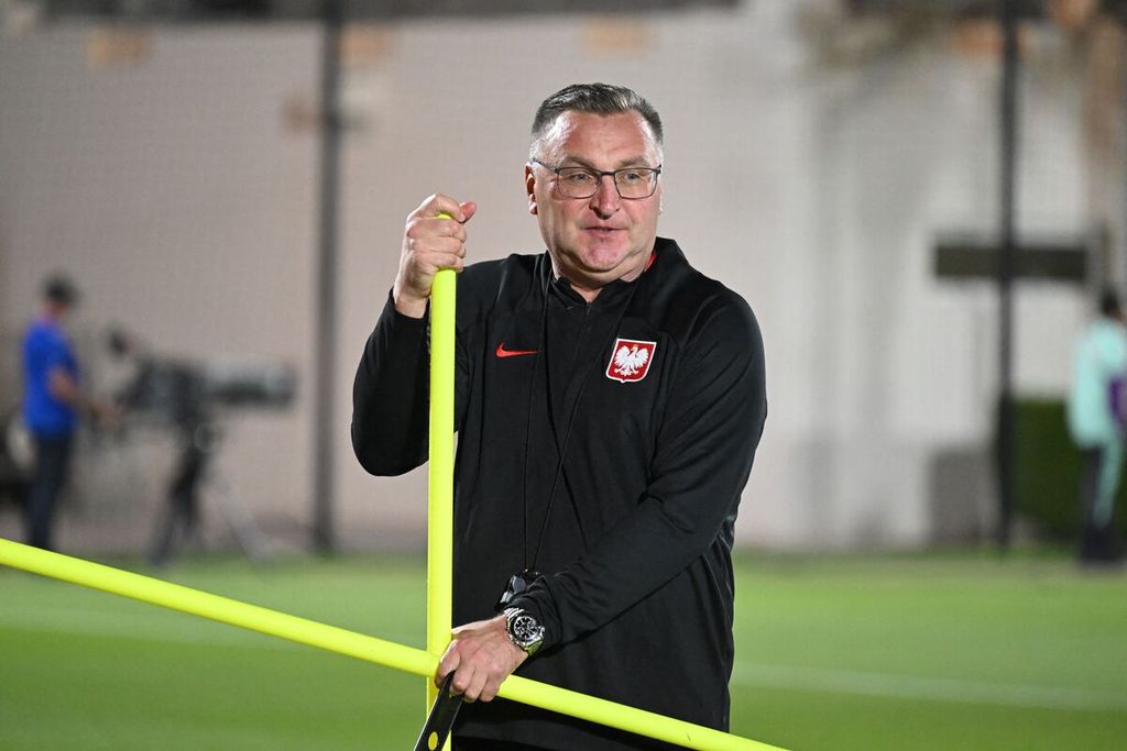 Pelatih Polandia Czeslaw Michniewicz memimpin sesi latihan timnya di Al Kharaitiyat SC, Doha, Qatar, Jumat (25/11/2022). Mereka akan mengahdapi Arab Saudi pertandingan Grup C Piala Dunia Qatar, Sabtu (26/11/2022) pukul 20.00 WIB. 