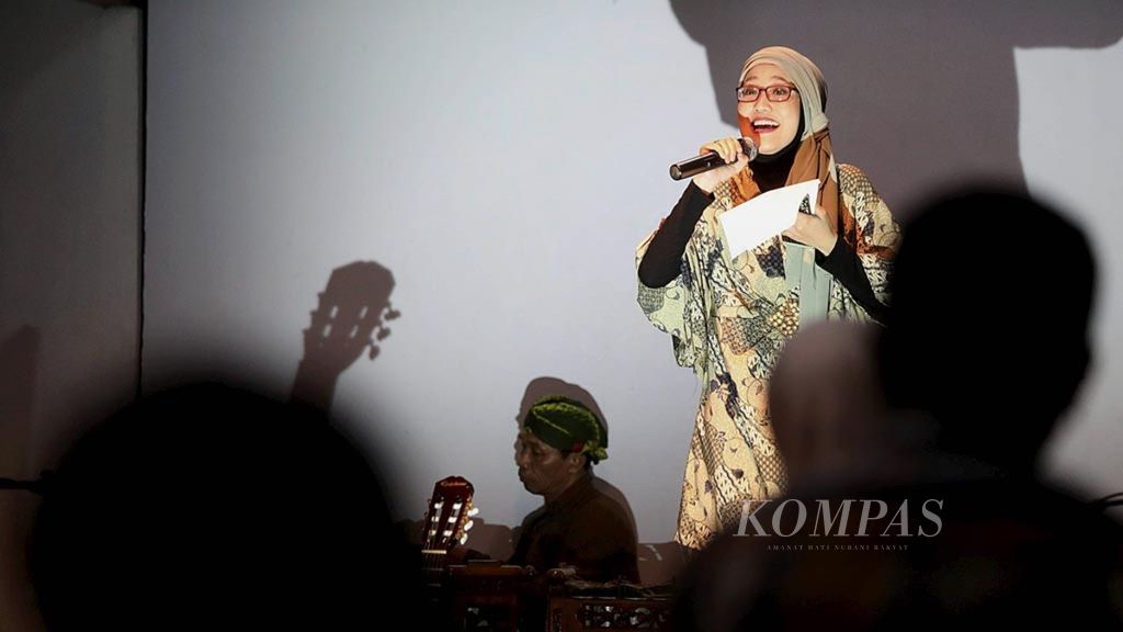 Sejumlah anggota komunitas Bentara Muda membawakan sajak dan musikalisasi sajak pada acara program Sajak Selasa di Bentara Budaya Jakarta, Selasa (27/2/2018).