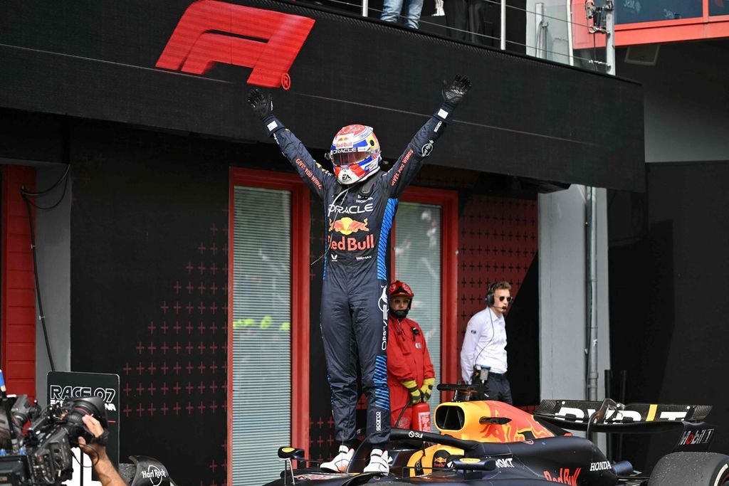 Pebalap Red Bull Max Verstappen melakukan selebrasi setelah finis pertama pada balapan Grand Prix Formula 1 seri Emilia Romagna di Sirkuit Imola atau Autodromo Enzo e Dino Ferrari, Imola, Minggu (19/5/2024). 