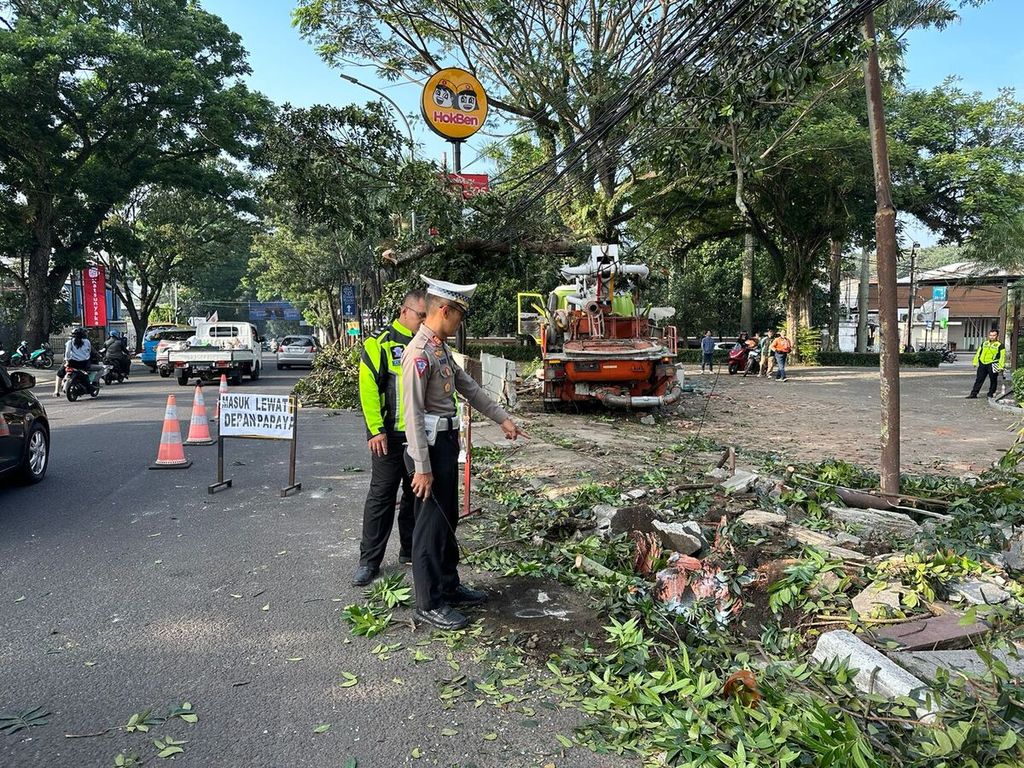 Kepala Unit Gakkum Satuan Lalu Lintas Polrestabes Bandung Ajun Komisaris Arif Saepul Haris meninjau lokasi kecelakaan tunggal sebuah truk di Jalan Setiabudi, Kota Bandung, Jawa Barat, Selasa (9/7/2024). Sopir truk tewas dalam peristiwa ini.