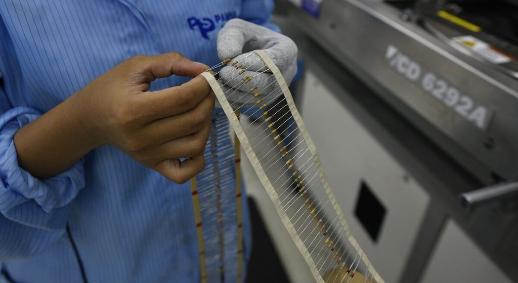 Pekerja memeriksa komponen dasar perakitan papan sirkuit di perusahaan manufaktur PT Pampas Electric di Kawasan Industri Delta Silicon, Cikarang Selatan, Bekasi, Jawa Barat, Kamis (2/12/2021). 