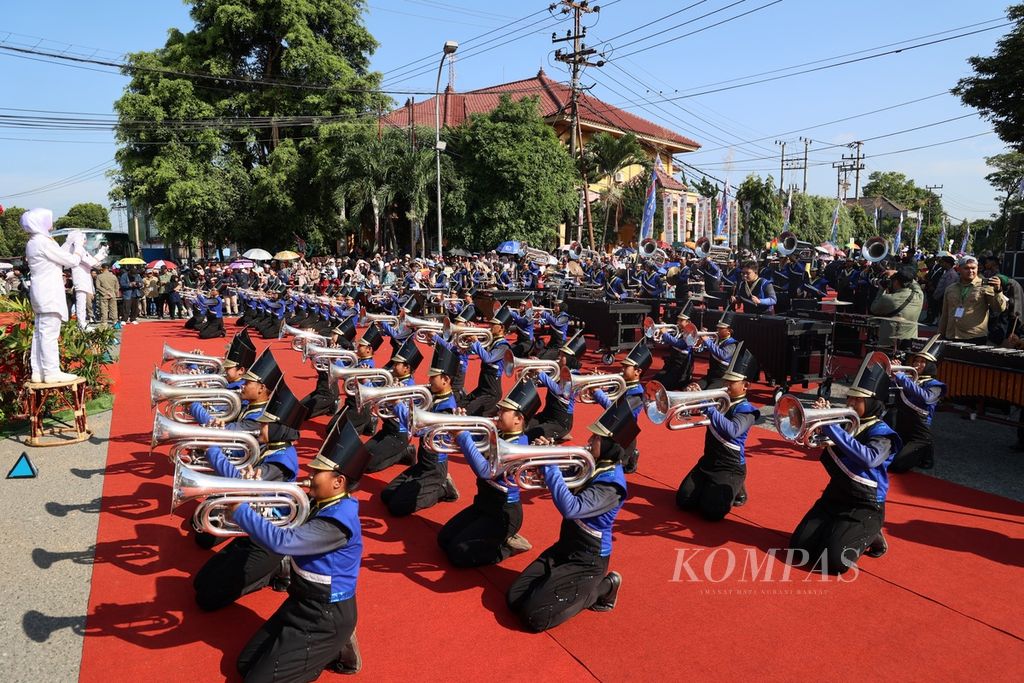 Marching Band Pupuk Kaltim membuka karnaval dan parade budaya Bontang City Carnival di Bontang, Kalimantan Timur, Sabtu (21/10/2023).