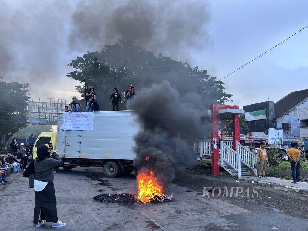 Aksi mahasiswa di depan Kampus 1 Universitas Islam Negeri Alauddin Makassar, Kamis (8/9/2022), dilakukan dengan menutup jalan. Hal ini menyebabkan ruas jalan di Sultan Alauddin lumpuh total.