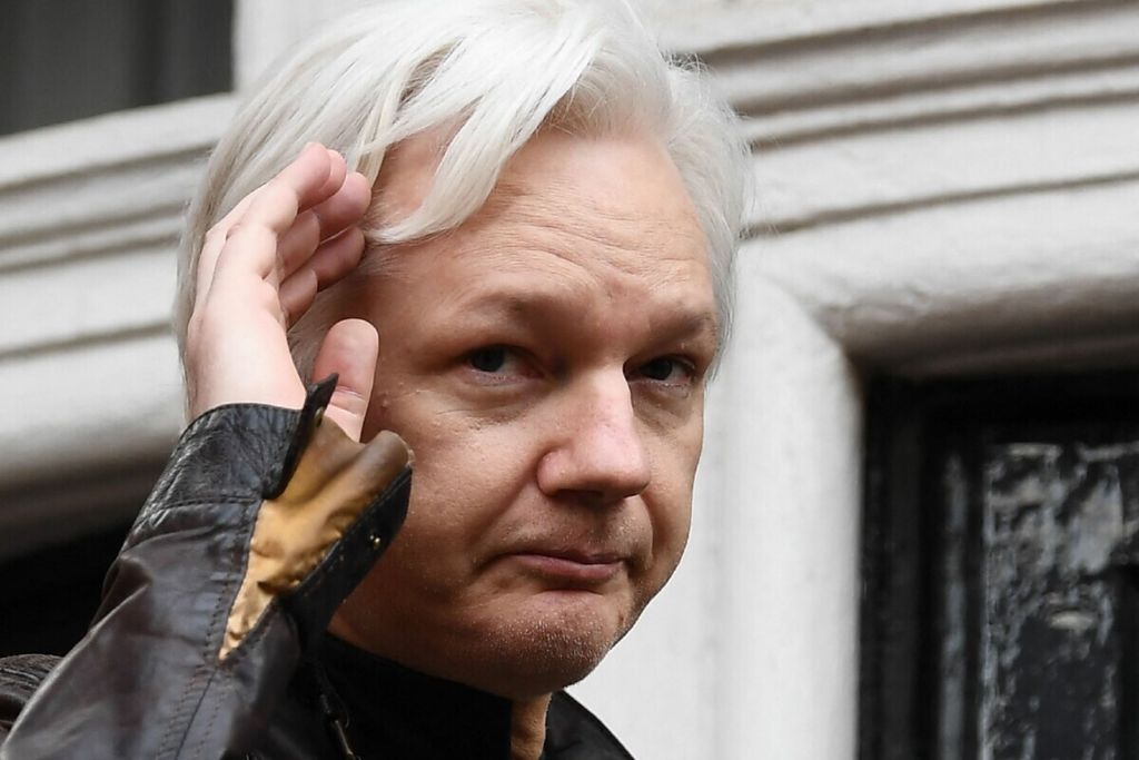 Pendiri WikiLeaks Julian Assange melambai dari balkon Kedutaan Besar Ekuador di London, Inggris, , 19 Mei 2017. Setelah mendapatkan suaka politik, Assange tinggal di dalam Kedutaan  Besar Ekuador selama 6,5 tahun sampai 2019. (Photo by Justin TALLIS / AFP)
