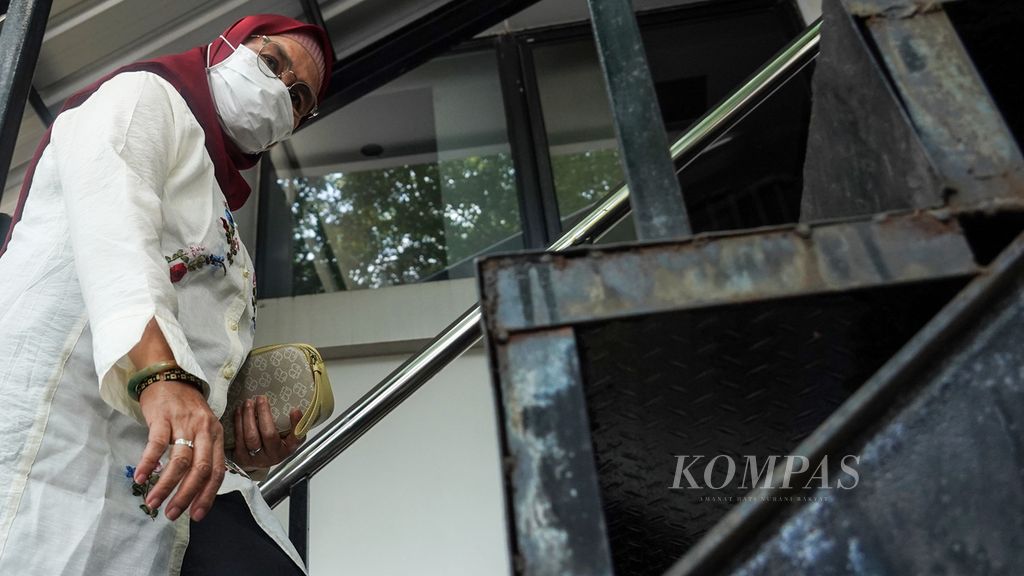 Lili Pintauli Siregar when she arrived at Building C1 KPK, Kuningan, Jakarta, Monday (11/7/2022).