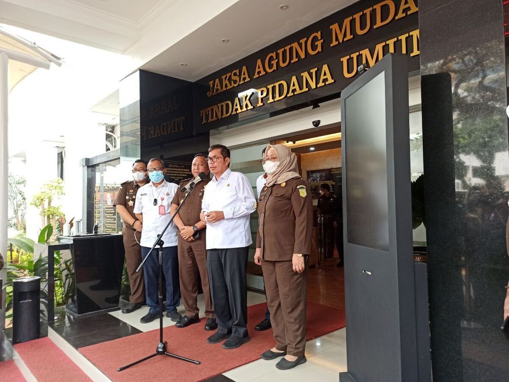 Jaksa Agung Muda Bidang Tindak Pidana Umum (Jampidum) Kejaksaan Agung Fadil Zumhana (dua dari kanan) memberikan keterangan kepada media, Senin (29/8/2022). Fadil menyebutkan, empat berkas perkara dugaan pembunuhan berencana terhadap Brigadir J atau Nofriansyah Yosua Hutabarat, yang disidik Badan Reserse Kriminal Mabes Polri, harus diperbaiki.