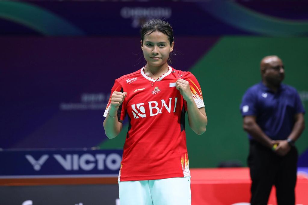The celebration of Komang Ayu Cahya Dewi after defeating Liang Ka Wing (Hong Kong) in the Group C preliminary round of the Uber Cup at Chengdu Hi Tech Zone Sports Centre Gymnasium, Chengdu, China, on Saturday (27/4/2024). Komang won with a score of 21-16, 21-17.