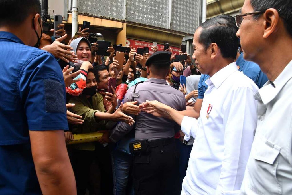 Presiden Joko Widodo dan Penjabat Gubernur DKI Jakarta Heru Budi Hartono saat meninau Pasar Tanah Abang, Jakarta, Senin (2/1/2023). 