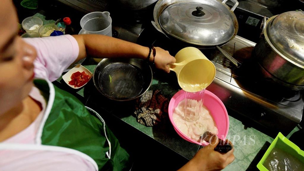 Juru masak menyiapkan makanan di rumah makan Meohai di Kota Kendari, Sulawesi Tenggara, Kamis (2/5/2019). Menu yang disediakan antara lain sinonggi palumara dan sinonggi tawaoloho. 