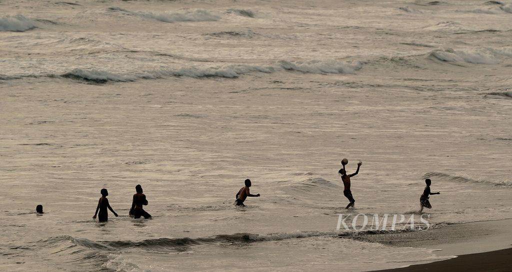 Pantai Pancer Puger di Puger Kulon, Kabupaten Jember, Jawa Timur, Sabtu (11/12/2021). KOMPAS/AGUS SUSANTO (AGS) 11-12-2021