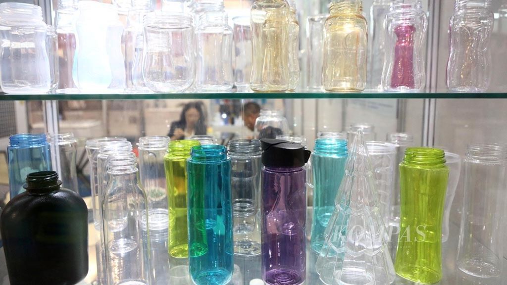Berbagai bentuk kemasan plastik dipamerkan dalam pameran Plastics & Rubber Indonesia 2018 di Jakarta International Expo Kemayoran, Jakarta Pusat, Rabu (14/11/2018). 