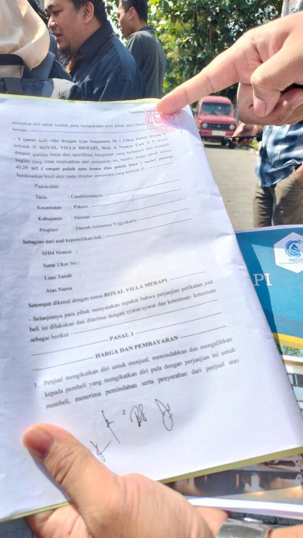 Seorang korban penipuan menunjukkan contoh surat perjanjian dari pihak investor yang menawarkan investasi di atas tanah kas desa. Surat tersebut sudah dilegalisasi dengan stempel dari notaris.