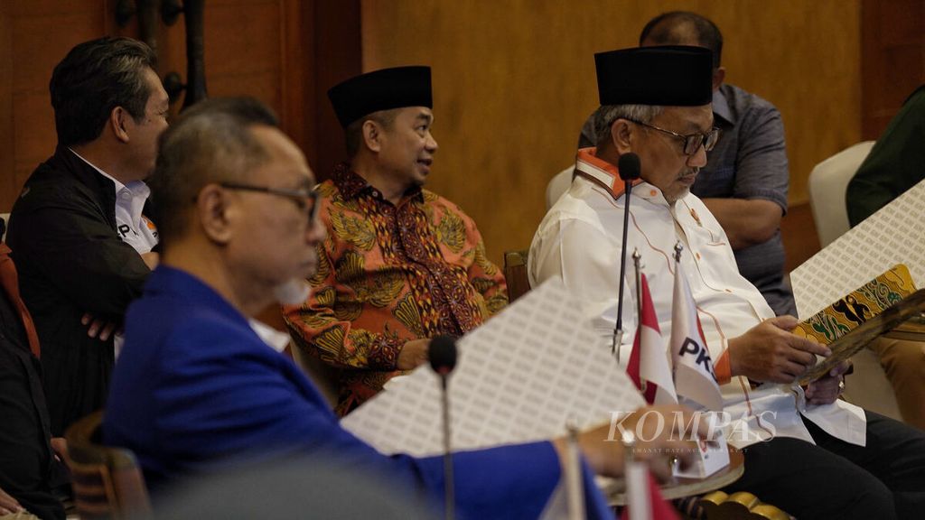 Para pemimpin partai politik parlemen membaca lembar rumusan sikap saat berkumpul dalam Silaturahmi Politik Awal Tahun di Hotel Dharmawangsa, Jakarta Selatan, Minggu (8/1/2023). 