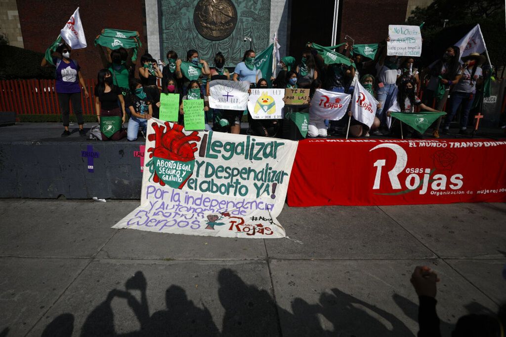 Pengunjuk rasa menyerukan aborsi yang legal dan aman di seluruh negeri di depan Gedung Kongres Nasional pada Hari Aborsi Aman Internasional di Mexico City, Mexico, Senin (28/9/2020).