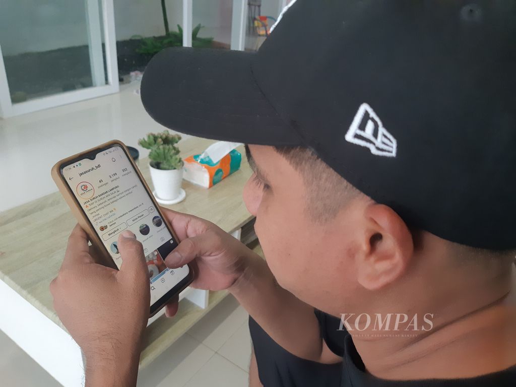 Seorang warga Kota Bandar Lampung, Lampung, sedang melihat akun Instagram @jasasuruh_bdl di gawainya, Rabu (7/8/2024). Layanan itu menawarkan jasa siap melakukan pekerjaan apa saja. 